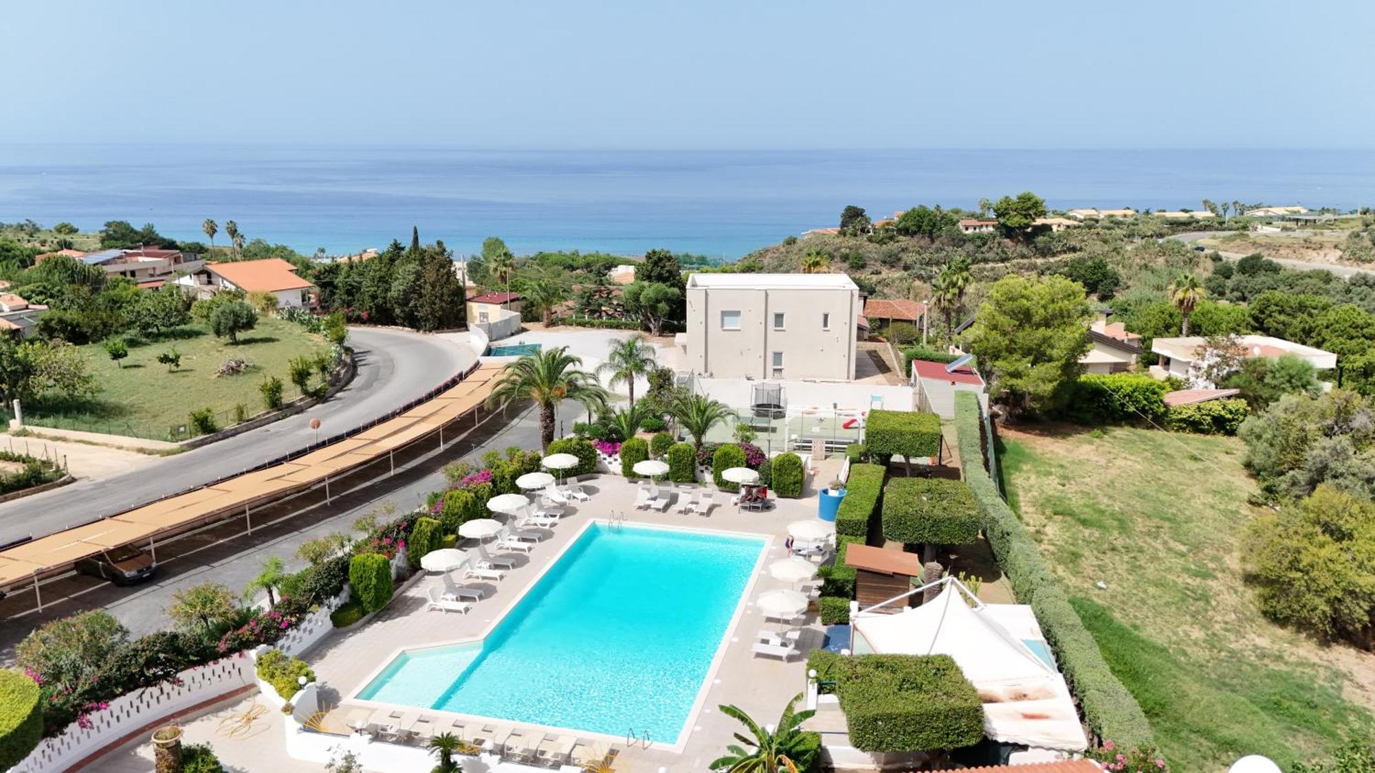Felix Aparthotel 3*